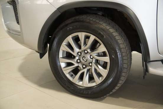 TOYOTA-HILUX SW4-2023