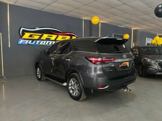 TOYOTA-HILUX SW4-2023