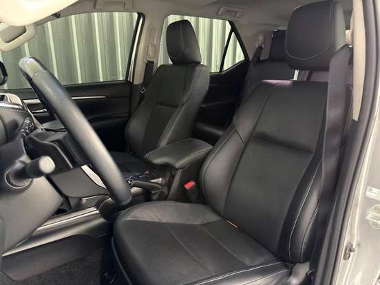 TOYOTA-HILUX SW4-2023