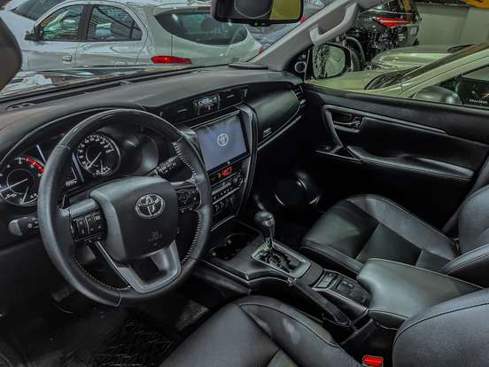 TOYOTA-HILUX SW4-2023