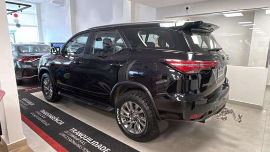 TOYOTA-HILUX SW4-2.8 D-4D TURBO DIESEL SRX 7L 4X4 AUTOMÁTICO TOYOTA-HILUX SW4-2023