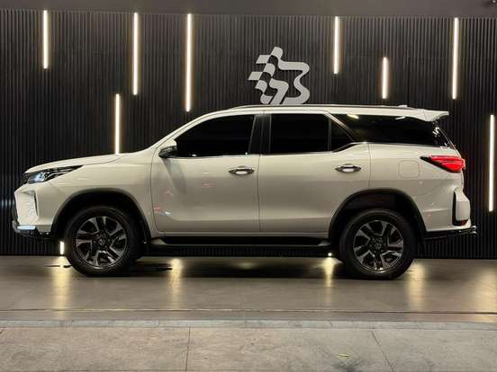 TOYOTA-HILUX SW4-2.8 D-4D TURBO DIESEL SRX PLATINUM 4X4 AUTOMÁTICO TOYOTA-HILUX SW4-2025