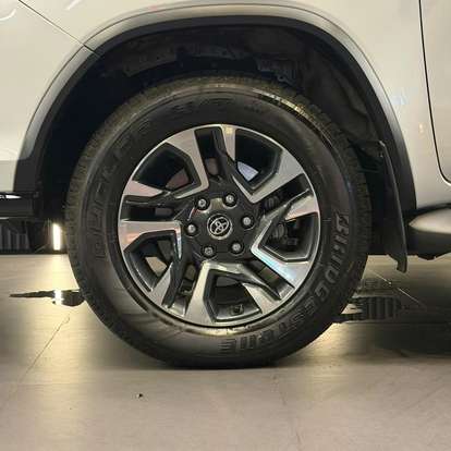 TOYOTA-HILUX SW4-2025