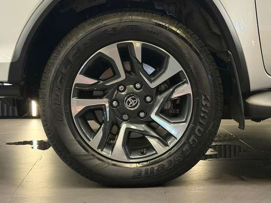 TOYOTA-HILUX SW4-2.8 D-4D TURBO DIESEL SRX PLATINUM 4X4 AUTOMÁTICO TOYOTA-HILUX SW4-2025