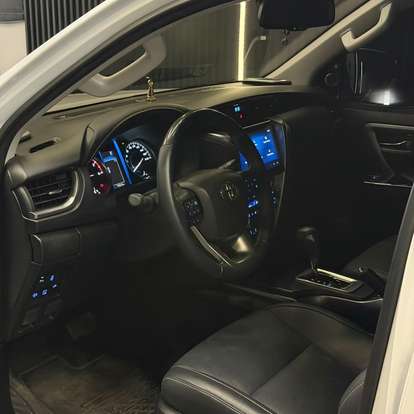 TOYOTA-HILUX SW4-2025