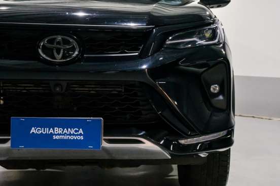 TOYOTA-HILUX SW4-2025
