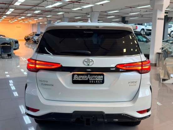 TOYOTA-HILUX SW4-2024