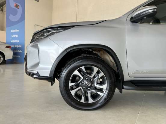 TOYOTA-HILUX SW4-2.8 D-4D TURBO DIESEL SRX PLATINUM 4X4 AUTOMÁTICO TOYOTA-HILUX SW4-2025