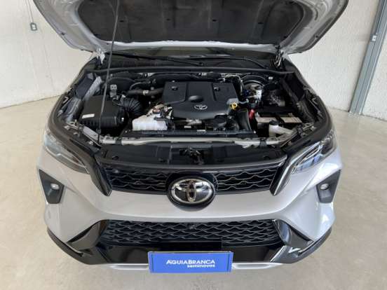 TOYOTA-HILUX SW4-2025