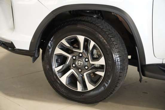 TOYOTA-HILUX SW4-2025
