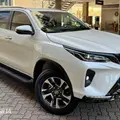 TOYOTA HILUX SW4 2.8 D-4D TURBO DIESEL SRX PLATINUM 7L 4X4 AUTOMÁTICO TOYOTA HILUX SW4 2.8 D-4D TURBO DIESEL SRX PLATINUM 7L 4X4 AUTOMÁTICO