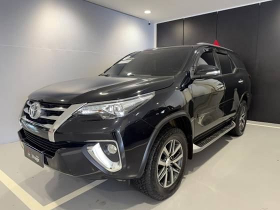 TOYOTA HILUX SW4 2.8 SRX 4X4 7 LUGARES 16V TURBO INTERCOOLER DIESEL 4P AUTOMÁTICO