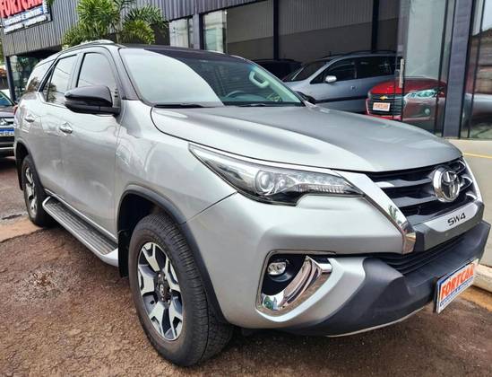 TOYOTA HILUX SW4 2.8 SRX 4X4 7 LUGARES 16V TURBO INTERCOOLER DIESEL 4P AUTOMÁTICO