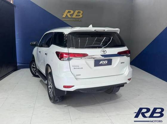 TOYOTA HILUX SW4 2.8 SRX 4X4 7 LUGARES 16V TURBO INTERCOOLER DIESEL 4P AUTOMÁTICO