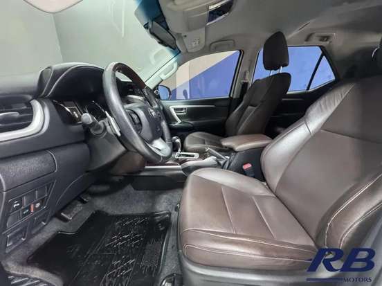 TOYOTA-HILUX SW4-2.8 SRX 4X4 7 LUGARES 16V TURBO INTERCOOLER DIESEL 4P AUTOMÁTICO TOYOTA-HILUX SW4-2017
