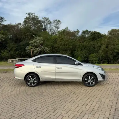 TOYOTA-YARIS-2019