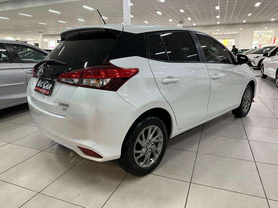 TOYOTA-YARIS-2025