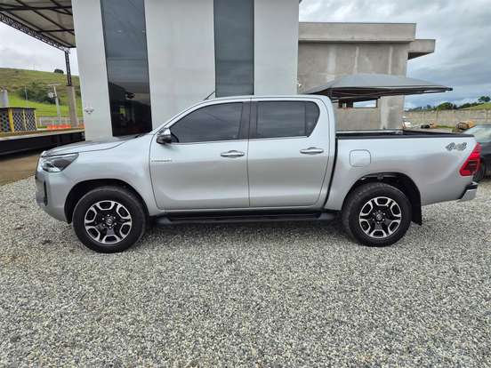 TOYOTA-HILUX-2022