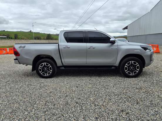 TOYOTA-HILUX-2022