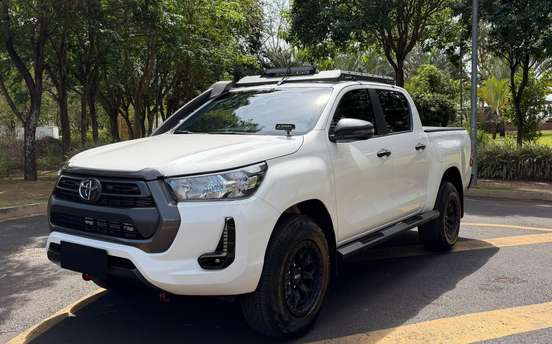 TOYOTA-HILUX-2023