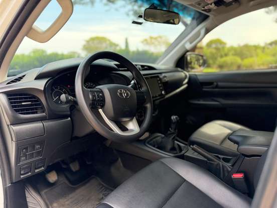 TOYOTA-HILUX-2023