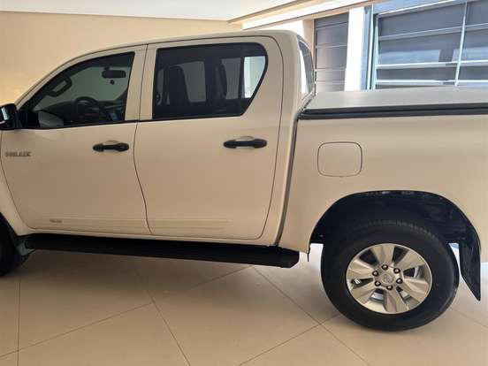 TOYOTA-HILUX-2.8 D-4D TURBO DIESEL CS 4X4 MANUAL TOYOTA-HILUX-2023