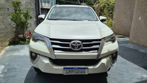 TOYOTA HILUX SW4 2.8 SRX 4X4 7 LUGARES 16V TURBO INTERCOOLER DIESEL 4P AUTOMÁTICO