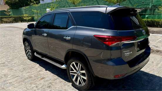 TOYOTA-HILUX SW4-2.8 SRX 4X4 7 LUGARES 16V TURBO INTERCOOLER DIESEL 4P AUTOMÁTICO TOYOTA-HILUX SW4-2018