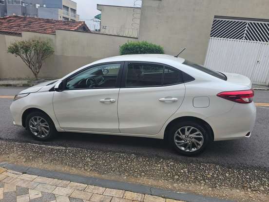 TOYOTA-YARIS-2024