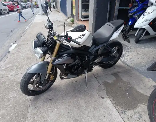 TRIUMPH-STREET TRIPLE 675 ABS-2015