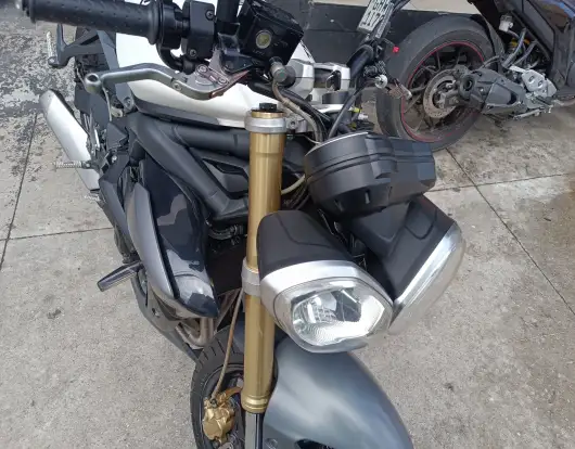 TRIUMPH-STREET TRIPLE 675 ABS-2015
