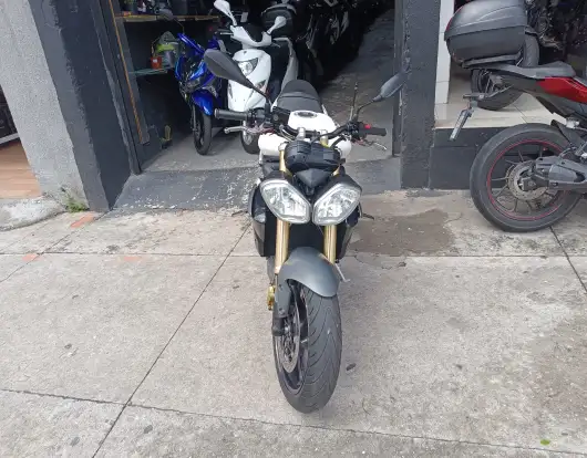 TRIUMPH-STREET TRIPLE 675 ABS-2015
