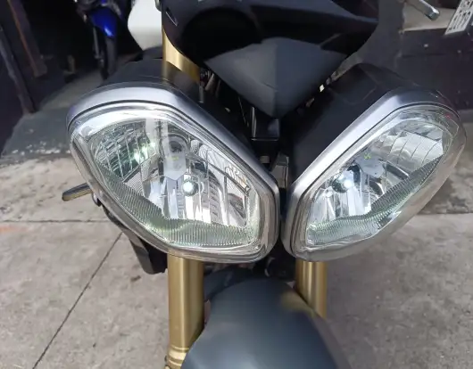 TRIUMPH-STREET TRIPLE 675 ABS-2015