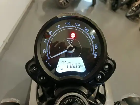 TRIUMPH-STREET TWIN-2021