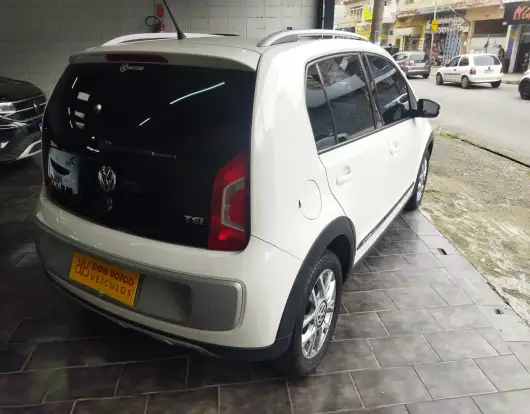 VOLKSWAGEN-CROSS UP-2016