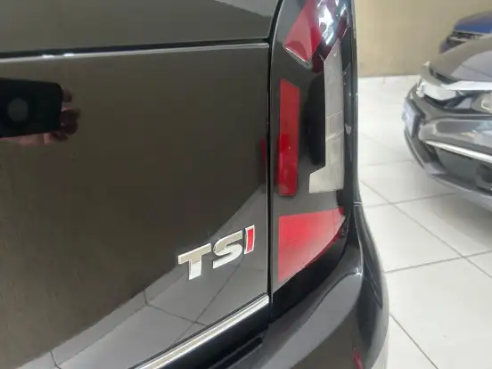 VOLKSWAGEN-CROSS UP-2017