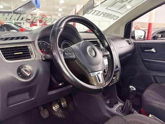 VOLKSWAGEN-CROSSFOX-2013