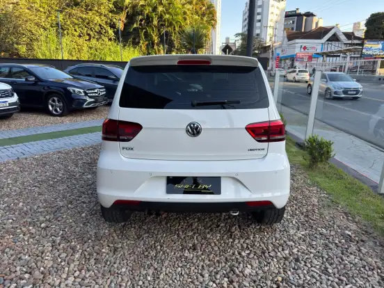 VOLKSWAGEN-FOX-1.6 MI HIGHLINE 8V FLEX 4P AUTOMATIZADO VOLKSWAGEN-FOX-2015