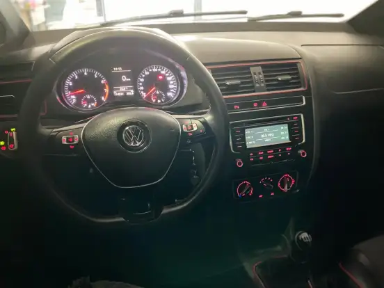 VOLKSWAGEN-FOX-2015