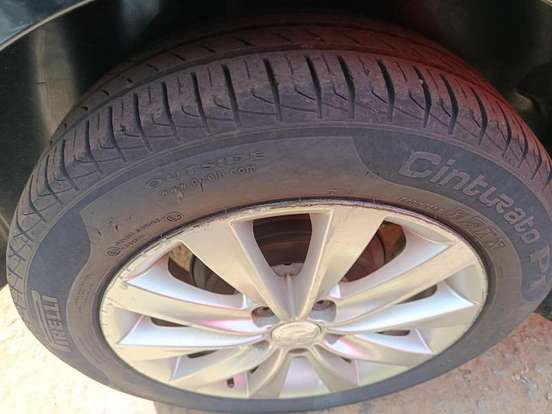 VOLKSWAGEN-FOX-2012