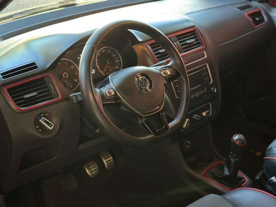 VOLKSWAGEN-FOX-2015