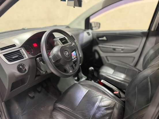 VOLKSWAGEN-FOX-2014