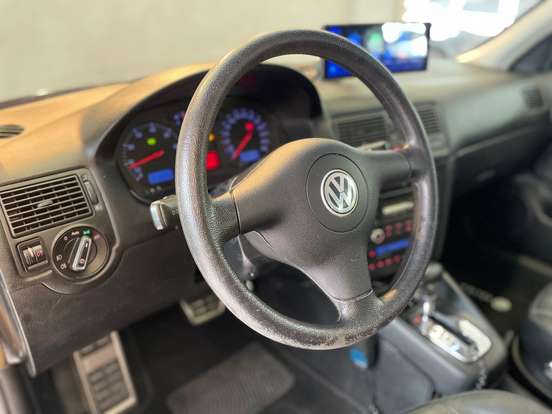 VOLKSWAGEN-GOLF-2.0 MI 8V GASOLINA 4P AUTOMÁTICO VOLKSWAGEN-GOLF-2004