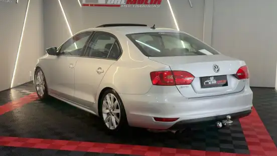 VOLKSWAGEN-JETTA-2012