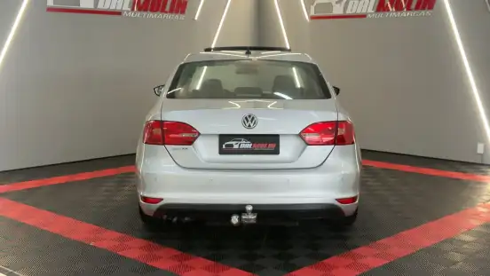 VOLKSWAGEN-JETTA-2012