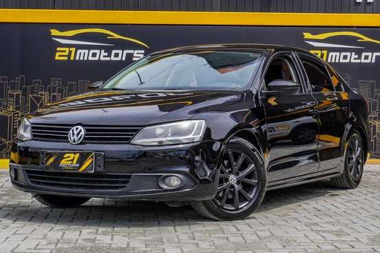 VOLKSWAGEN-JETTA-2012