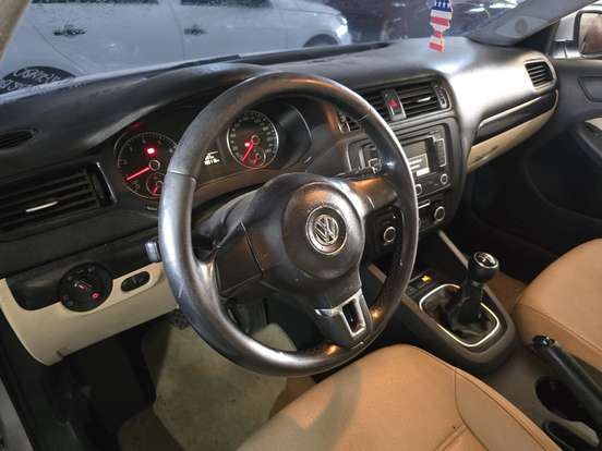 VOLKSWAGEN-JETTA-2011