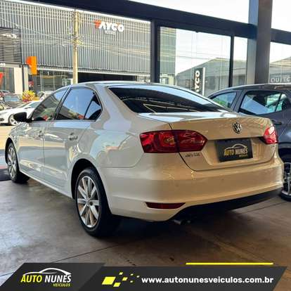 VOLKSWAGEN-JETTA-2012