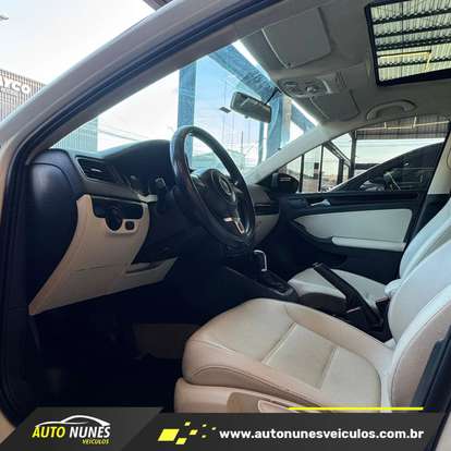 VOLKSWAGEN-JETTA-2012