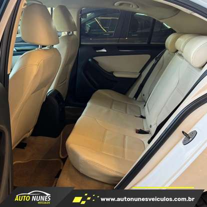 VOLKSWAGEN-JETTA-2012